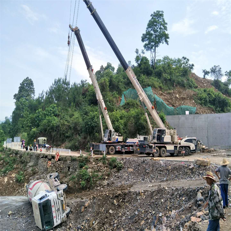 锦江汽车掉沟里叫吊车救援要多少钱